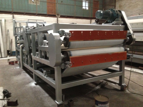 Belt conveyor concentrate dewatering machine (with concentrated sludge dewatering machine)